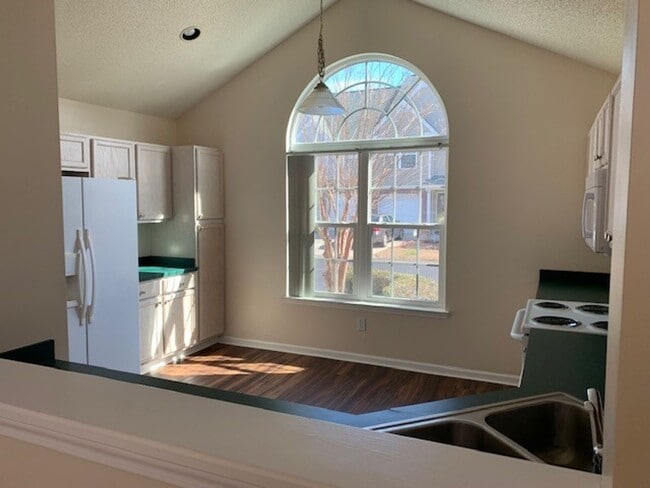 Building Photo - 2 Bedroom / Loft at Wynbrooke