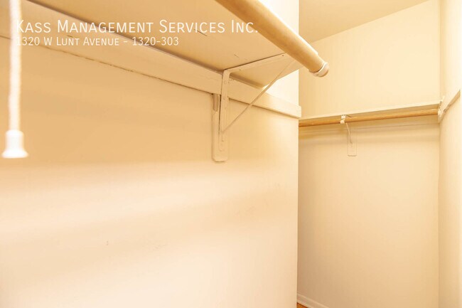 Building Photo - 1320 W Lunt Ave