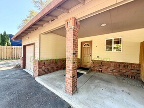 Building Photo - 1032 SW Halsey St