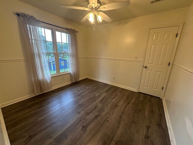 Building Photo - Don't miss this beautiful 3-bedroom, 2.5-bath home with a bonus room in the highly sought-after J...
