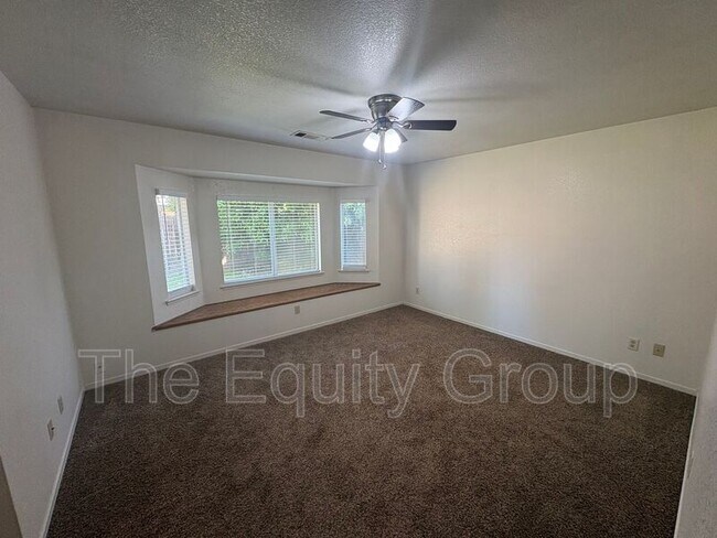 Building Photo - 5936 W Oak Ave