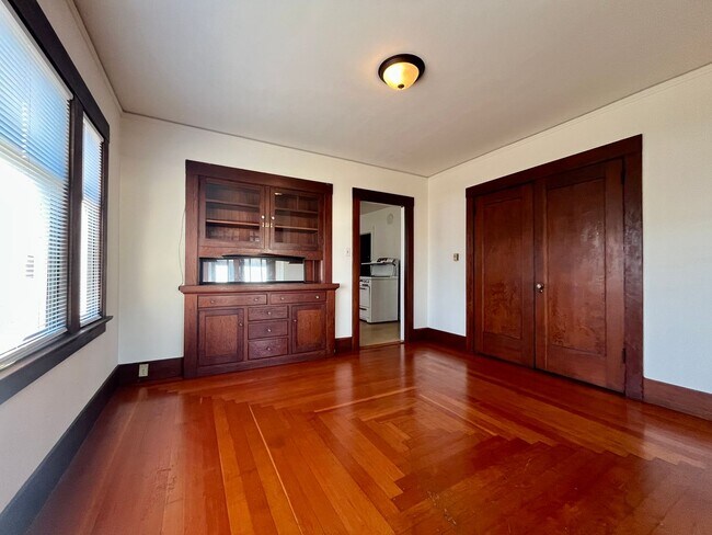 Building Photo - Cozy 1 bedroom, 1 bathroom home, conveniently located!