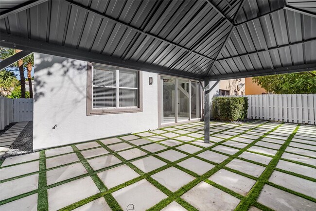 Building Photo - 15580 SW 49th Ct