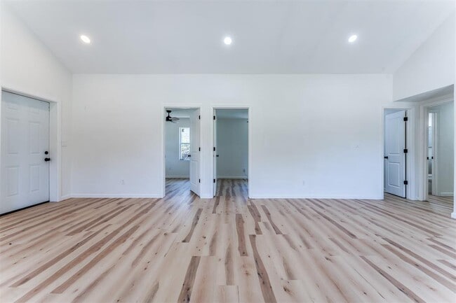 Building Photo - 1421 NE 8th St