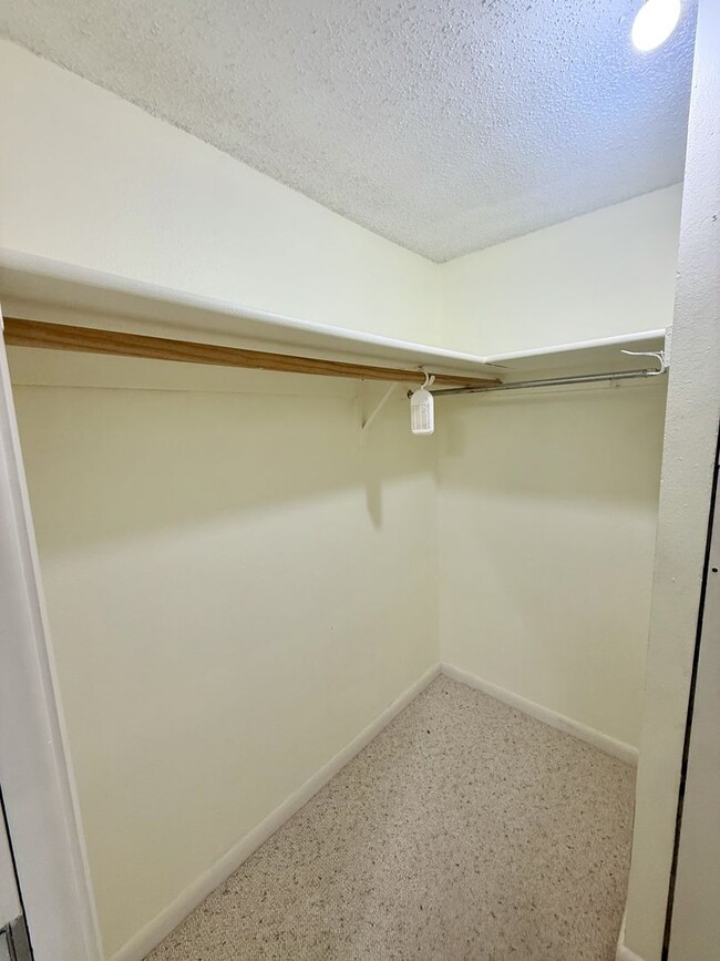 Building Photo - 2 bed 1 bath condo close to Siesta Key