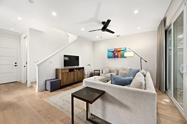 Building Photo - Best free standing 2 bed 2 bath House in great location