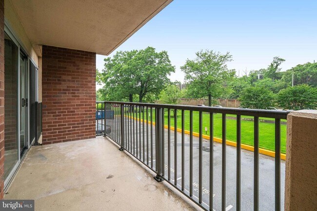 Building Photo - 1300 Army Navy Dr