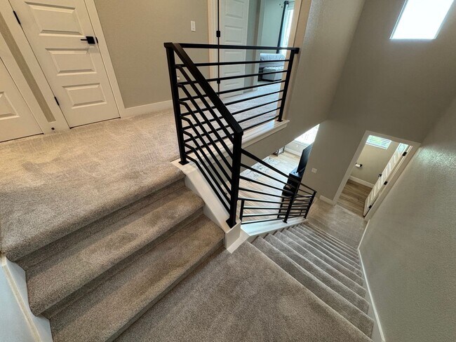 Building Photo - Modern 3-Bed, 2-Bath Townhome with Spaciou...