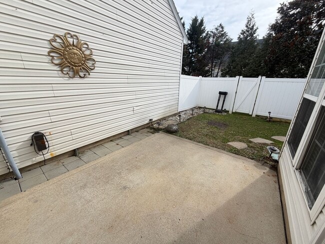 Building Photo - Charming 3BR Townhome in Sought-After Harrisburg Town Center