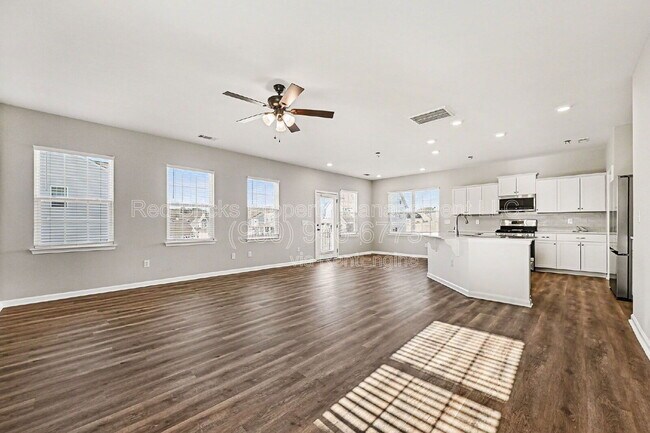 Building Photo - 435 Kennerly Center Dr