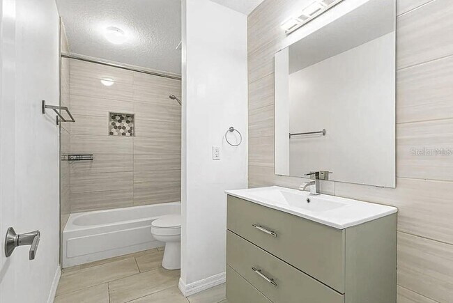 Building Photo - 546 Orange Dr