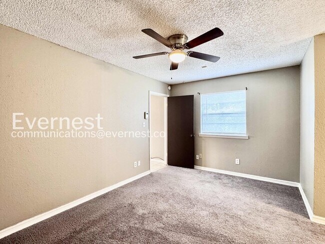 Building Photo - 4 Bed/2.5 Bath Home with Fenced Yard & Garage / Available Now!