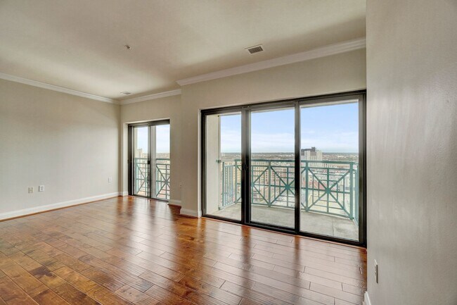 Building Photo - Super-Cool Lower Penthouse Condo Available 05-07-26!! Secured Entry, Garage Parking, Pet-Friendly!