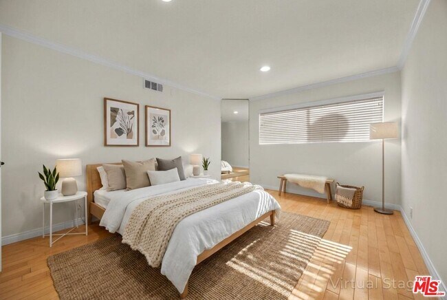 Building Photo - 532 N Rossmore Ave