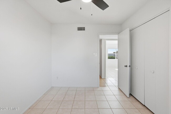 Building Photo - 1321 E Townley Ave