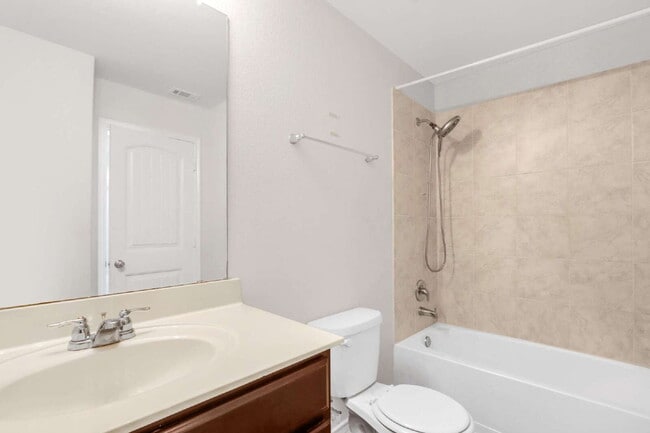 Building Photo - "Spacious 5-Bedroom Sanctuary with 2.5 Bat...