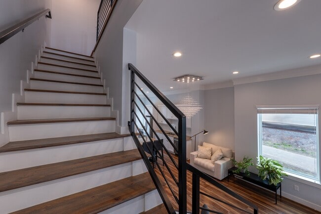 Building Photo - 1318 Reinerman St