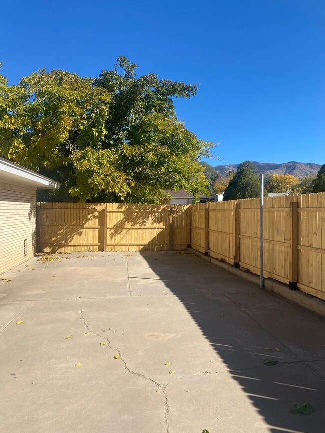 Building Photo - Beautiful remodeled home in northeast heig...