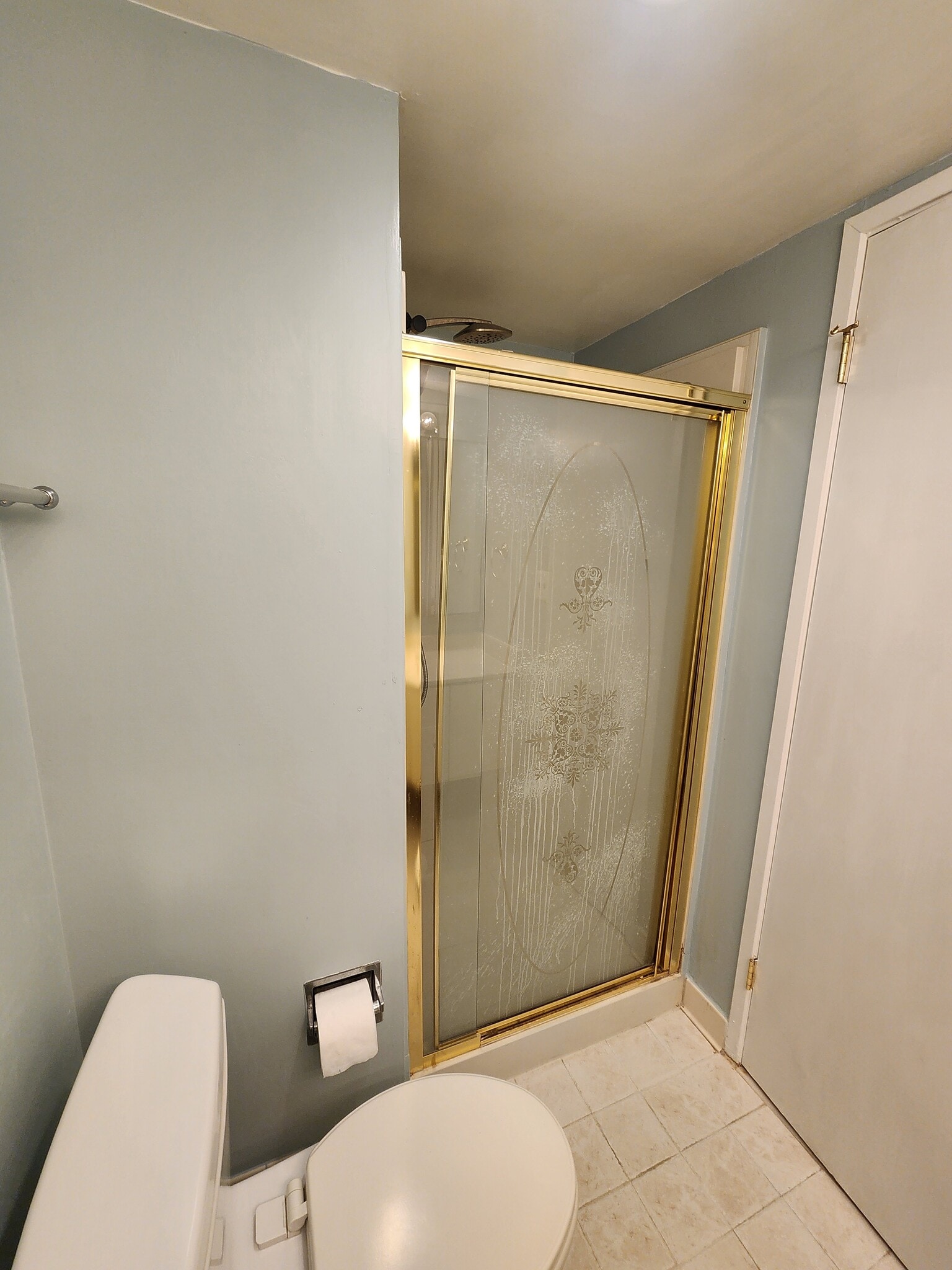 Hallway / Guest bathroom - 5901 Mt Eagle Dr