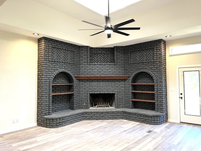 Building Photo - 834 S Western St