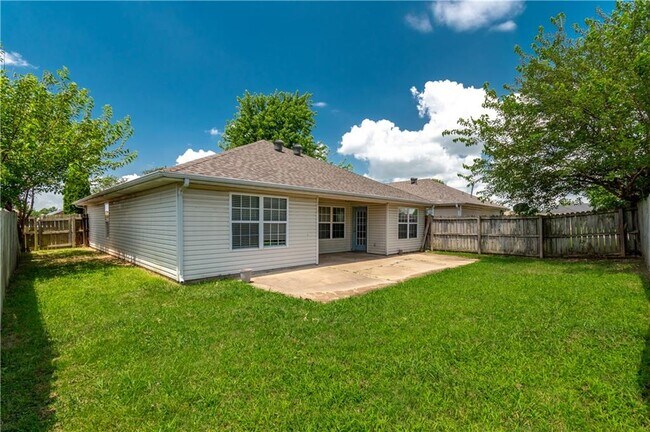 Building Photo - 1103 SW Apache Dr