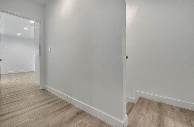 Building Photo - 5850 Vineland Ave