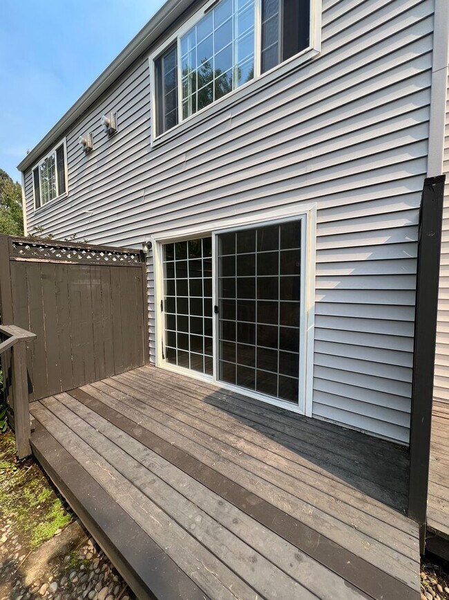 Building Photo - Two Bedroom Townhouse in South Salem with ...