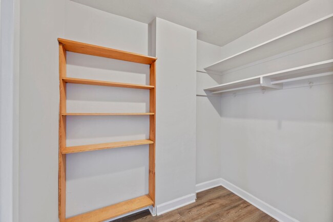 Building Photo - Spacious & Bright Studio at River Place East