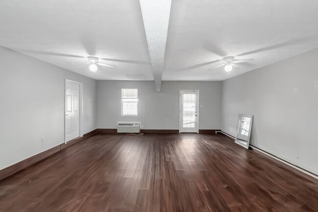 Building Photo - Spacious Home in Prime Location