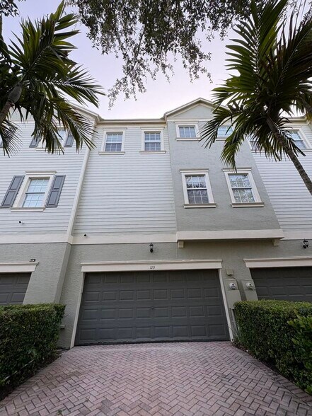 Building Photo - 129 E Bay Cedar Cir
