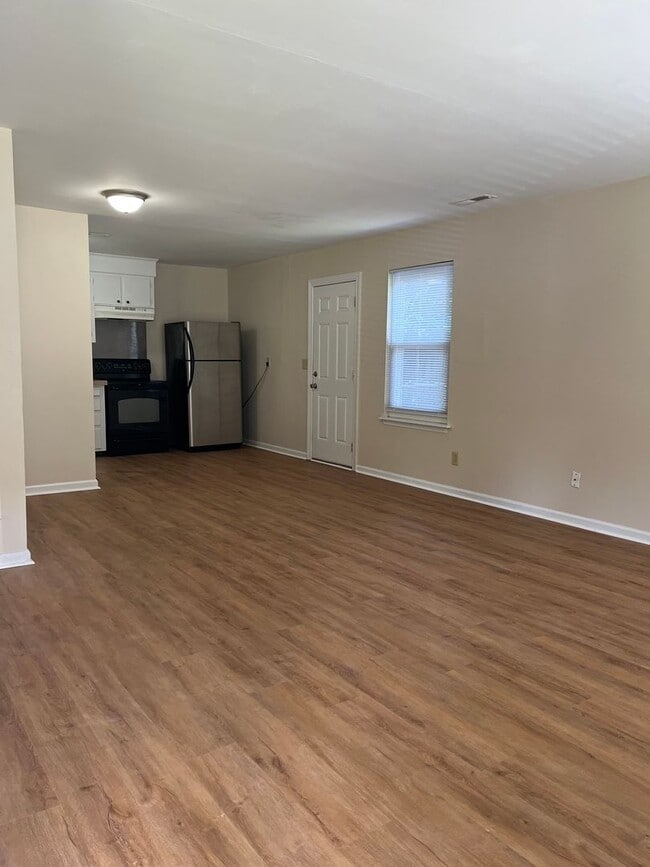 Building Photo - Cute 2 Bedroom Duplex