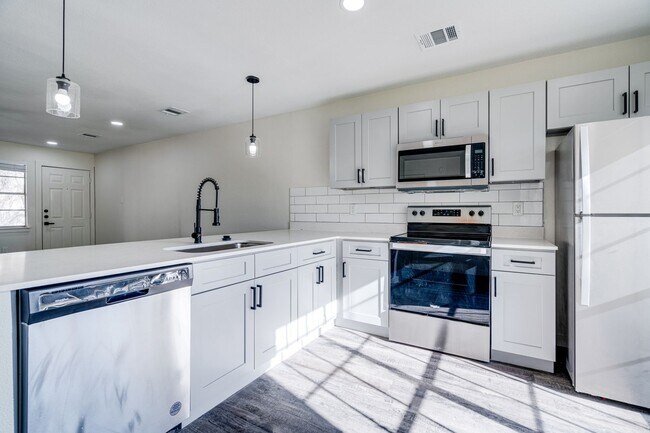 Building Photo - RIVER CROSSING ATX - 2BD/2.5BA - TOWNHOUSE - NEAR DOWNTOWN - NEW INTERIOR - $1495