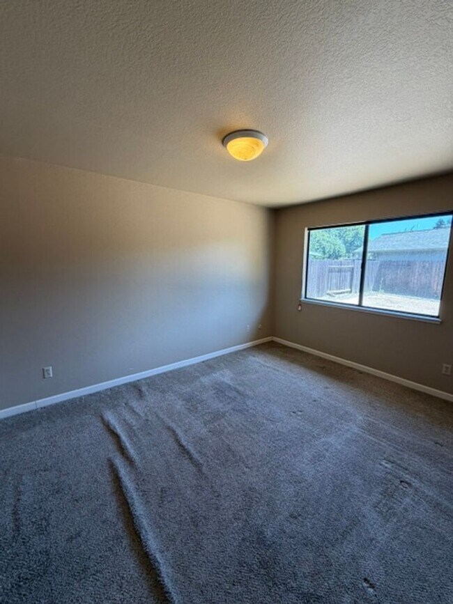 Building Photo - Charming 2 Bedroom, 1 Bath Home with Garage & Fireplace