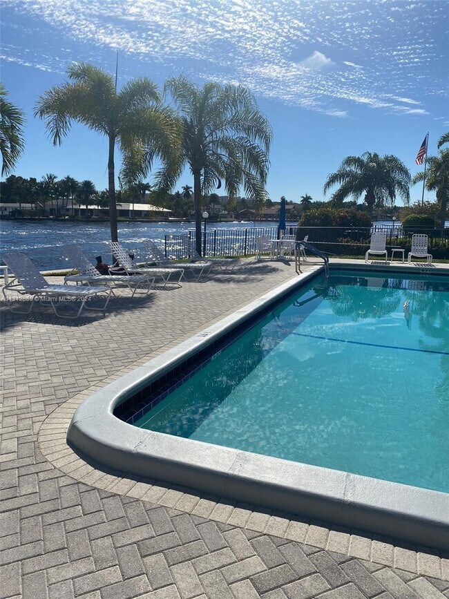 Building Photo - 6489 Bay Club Dr