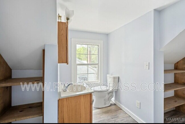 Building Photo - 503 Dusy St