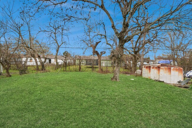 Building Photo - 10506 Sierra Dr