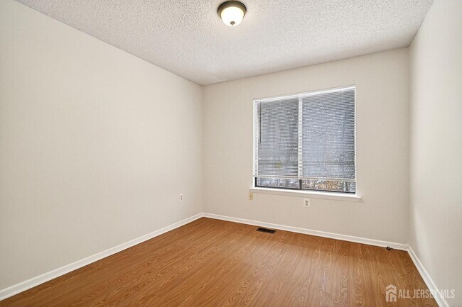 Building Photo - 70 Hampshire Dr