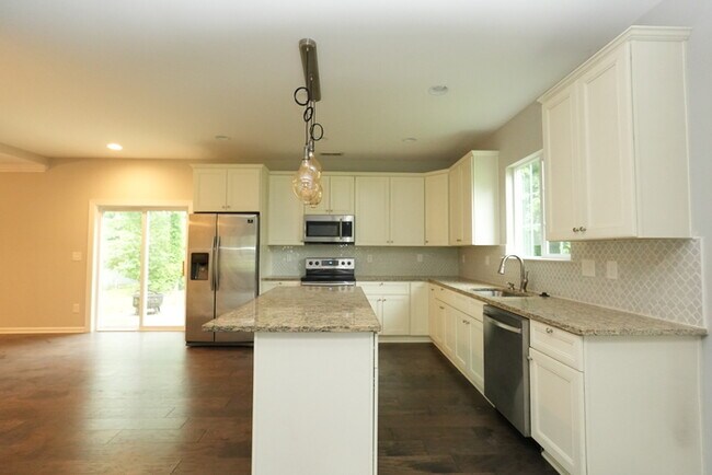 Building Photo - A charming house with 4 beds and 3.5 bath ...