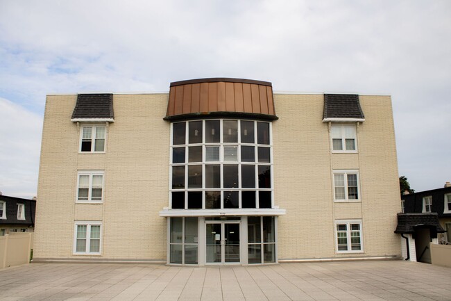Building Photo - One bedroom/one bath apartment in Brown Deer