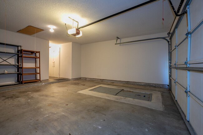 Building Photo - Charming 3 bedroom home with cozy fireplac...