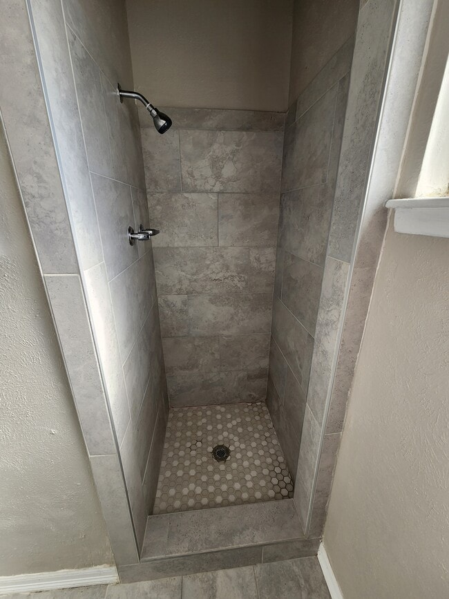 Master Bath - 5109 Bastille Ave