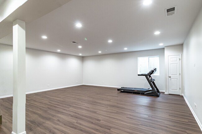 Building Photo - 1858 Crenshaw Cir