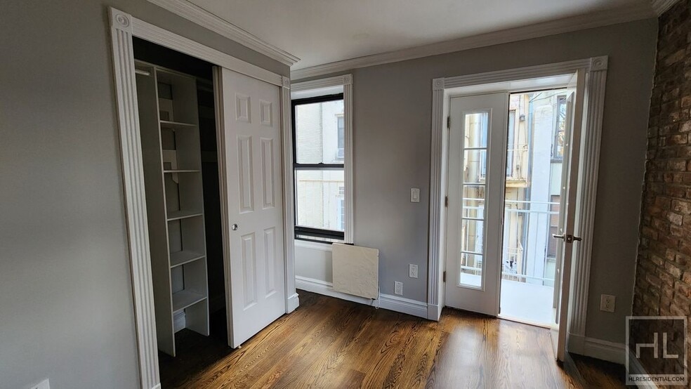 Building Photo - STUNNING MIDTOWN WEST 3 BEDROOM - WON'T LA...