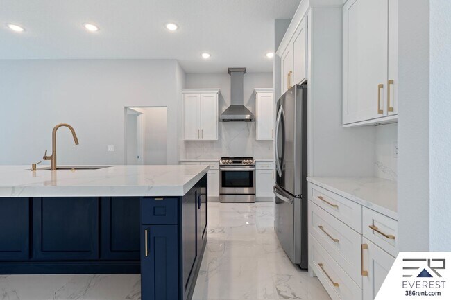 Building Photo - FULLY FENCED, LIKE NEW, CUSTOM BUILT 3/2/2 ON A CUL DE SAC IN DESIRABLE QUAIL HOLLOW