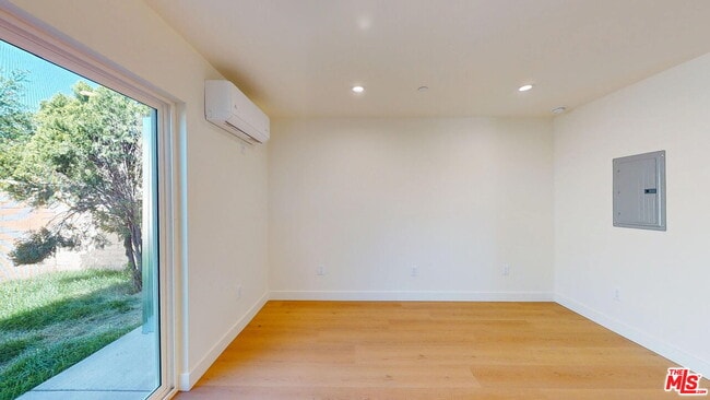 Building Photo - 6445 Satsuma Ave