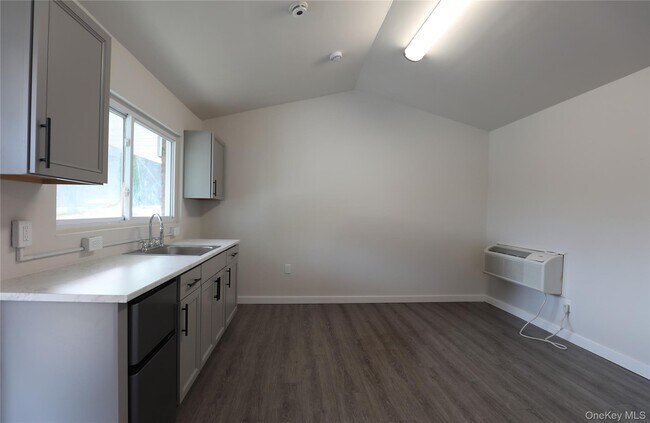 Building Photo - 669 Broadway