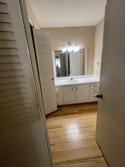 Building Photo - 416 Skyview Dr