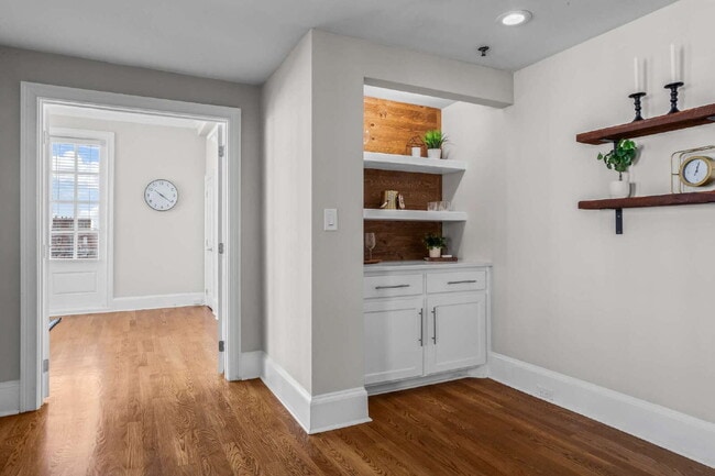 Building Photo - "Modern Comfort Awaits: Spacious 2-Bed, 2-Bath Condo with Elegance in the Heart of Atlanta"