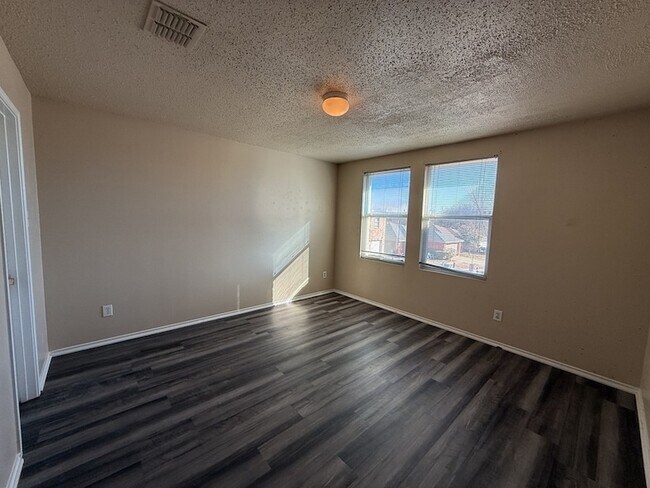 Building Photo - 3625 Clydesdale Dr