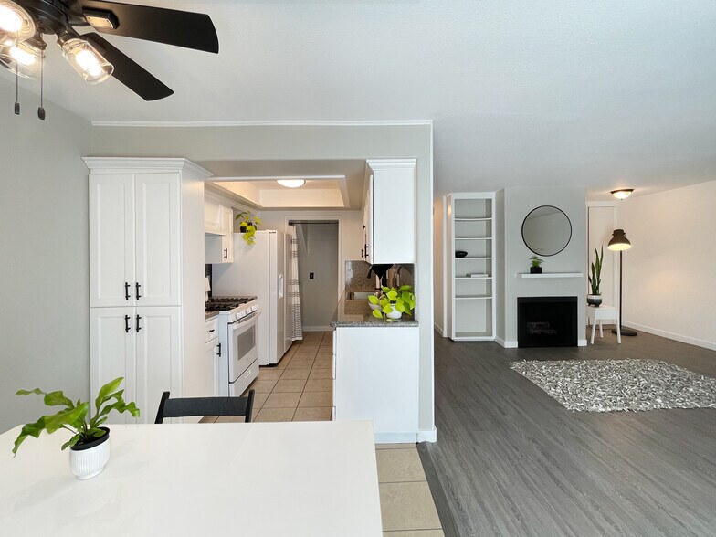 Spacious and bright dining nook with Hunter Fan - 9047 Langdon Ave